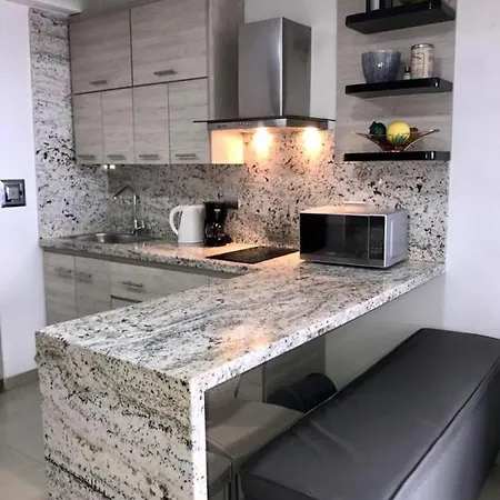 Apartamento Totalmente Equipado A Media Cuadra De La Playa Del Laguito Apartamento